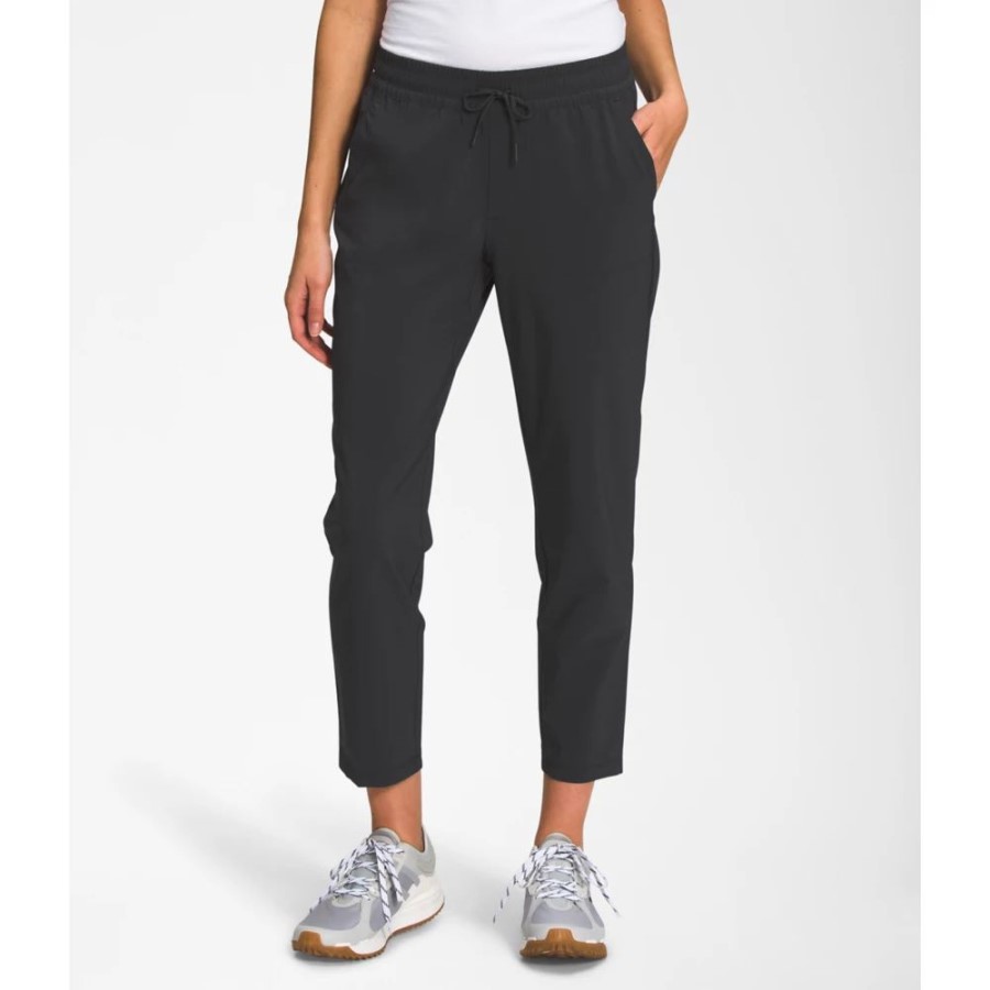 נשים אפורות לא מפסיקות ללבוש מכנסי קרסול בפנים הצפוניות