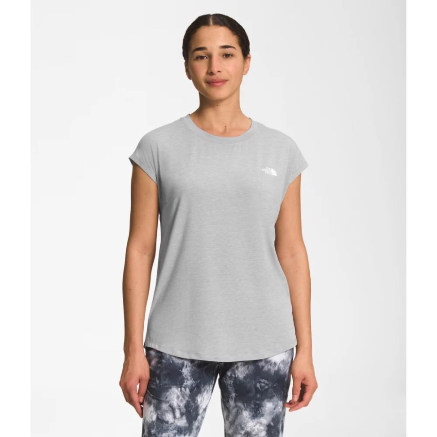 נשים אפורות משוטטות עם שרוולים קצרים בחזית הצפון