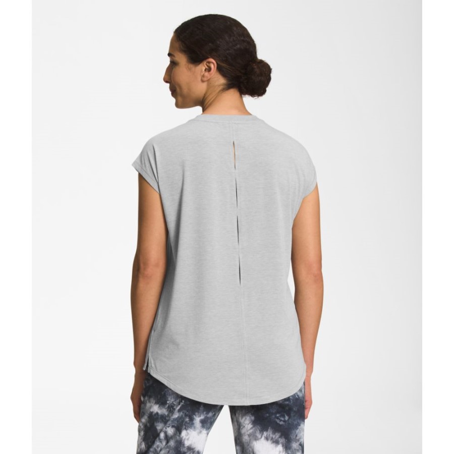 נשים אפורות משוטטות עם שרוולים קצרים בחזית הצפון