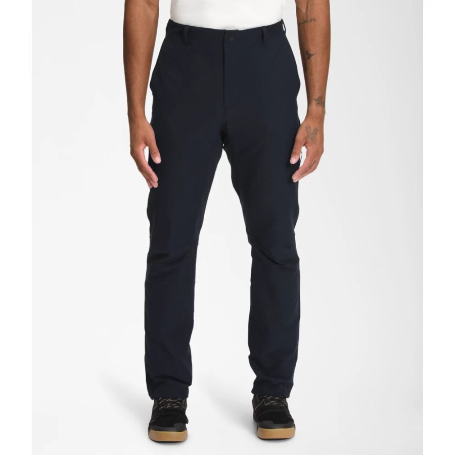 גברים מקרינים מכנסיים את חיל הים הצפוני