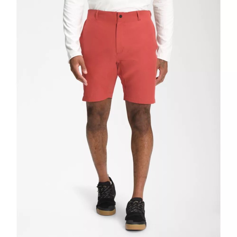 גברים מקרינים מכנסיים קצרים תבלין אדום את הפנים הצפוני