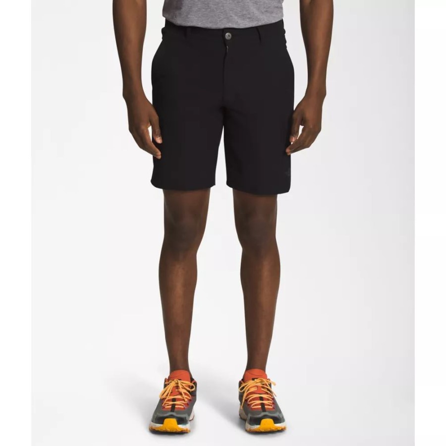 גברים מתגלגלים שמש מכנסיים קצרים שחורים את החזית הצפונית