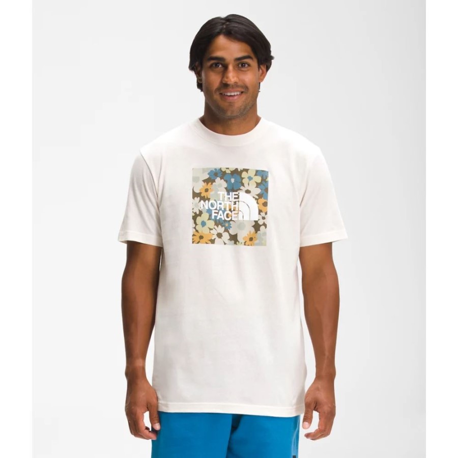 גברים שרוולים קצרים בקופסה בטי לבן בחזית הצפון