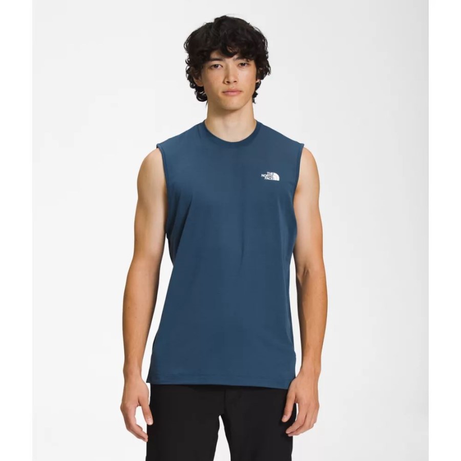 גברים מסתובבים ללא שרוולים על הפנים הצפוניות בכחול מוצל