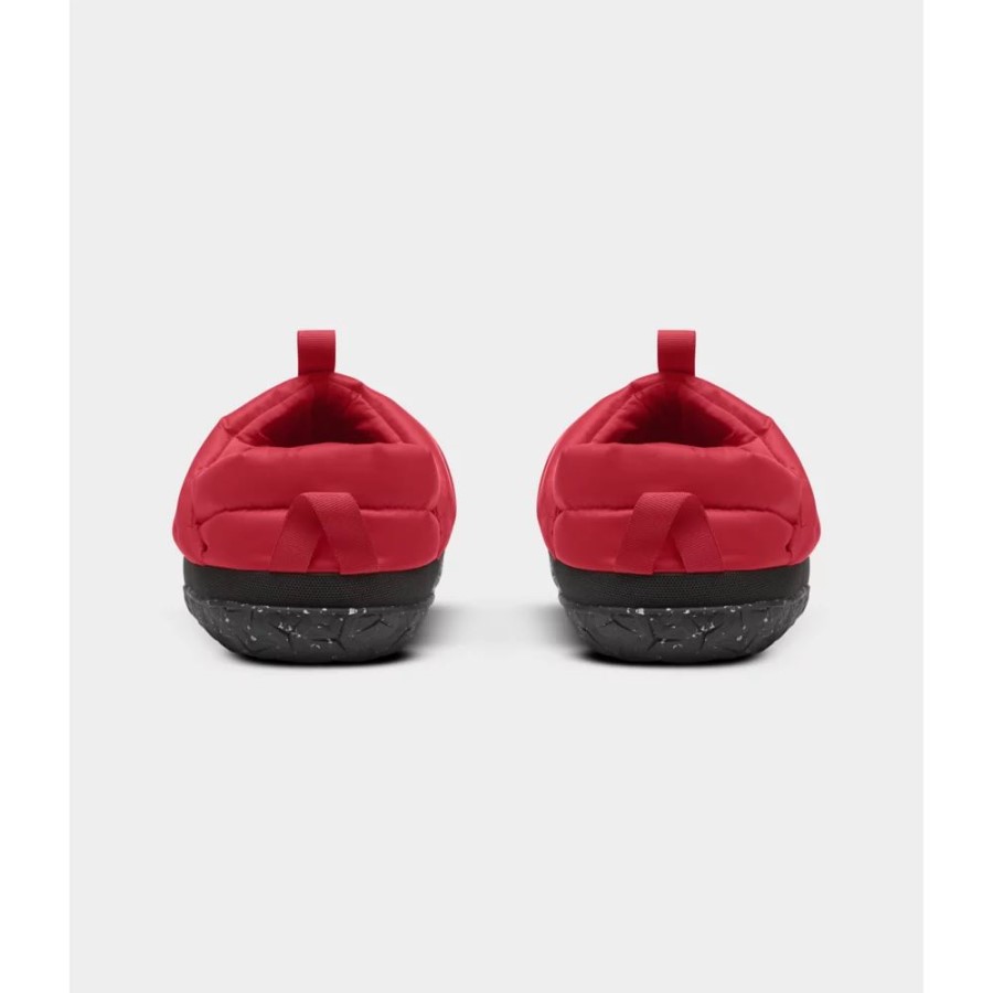 אדום שחור הגברים הצפוניים מניחים פרדות