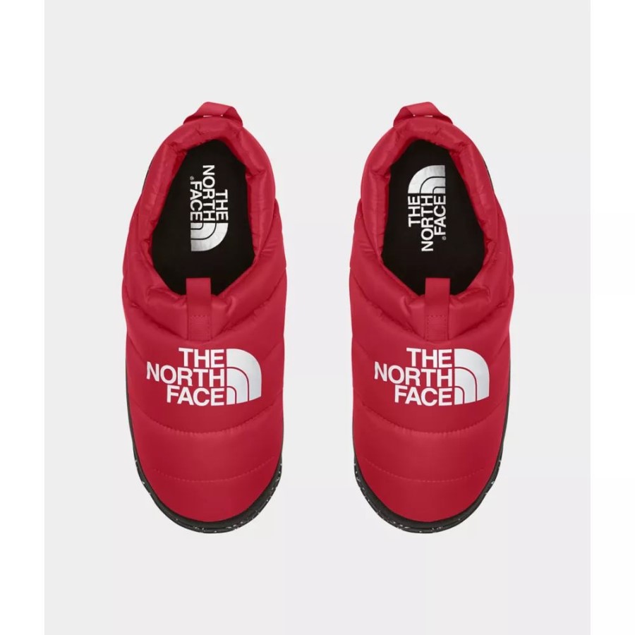 אדום שחור הגברים הצפוניים מניחים פרדות