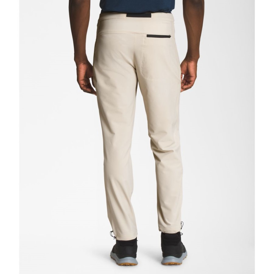 מכנסיים מקצוענים מובילים גברים מאבן חול את החזית הצפונית