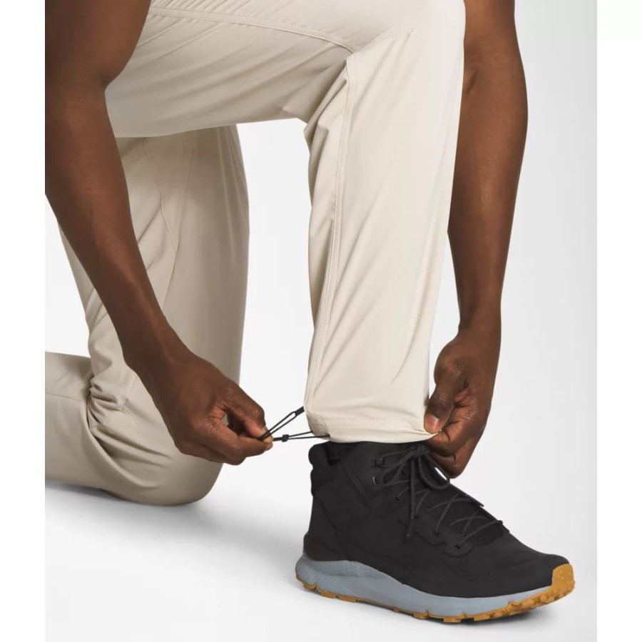 מכנסיים מקצוענים מובילים גברים מאבן חול את החזית הצפונית