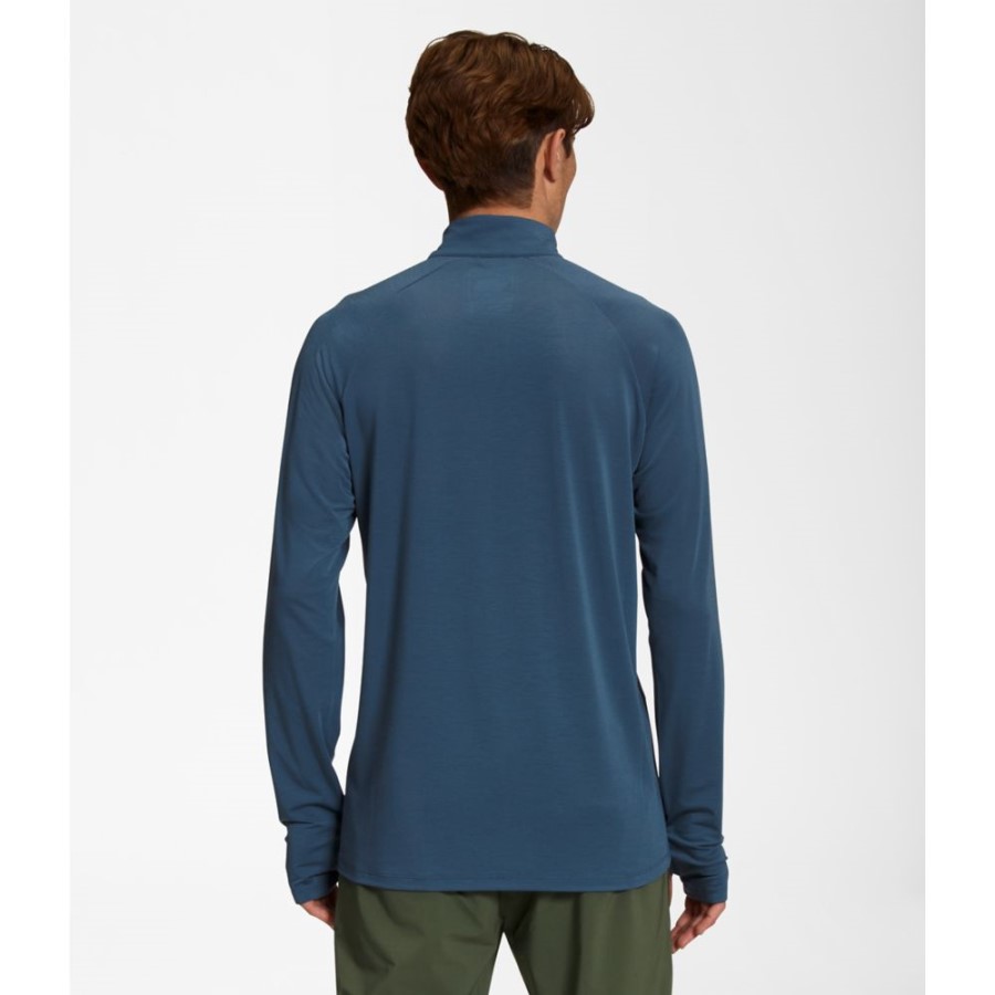 גברים כחולים מוצלים משוטטים בחזית הצפון