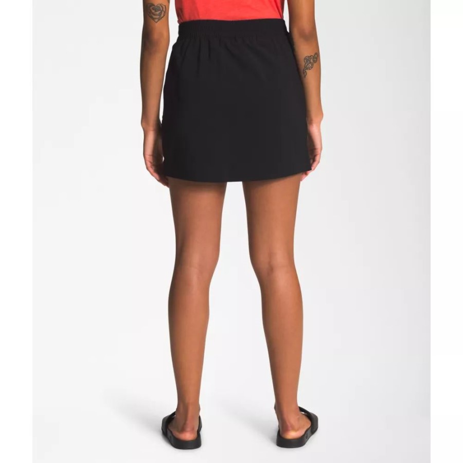 נשים שחורות עם הפנים הצפוניות לא מפסיקות ללבוש חולצות