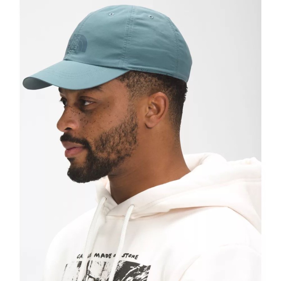 כובע האופק הכחול עם הפנים לצפון