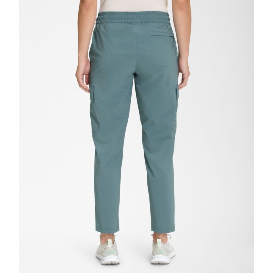 הנשים הכחולות מצפון לא מפסיקות ללבוש מכנסי מטען