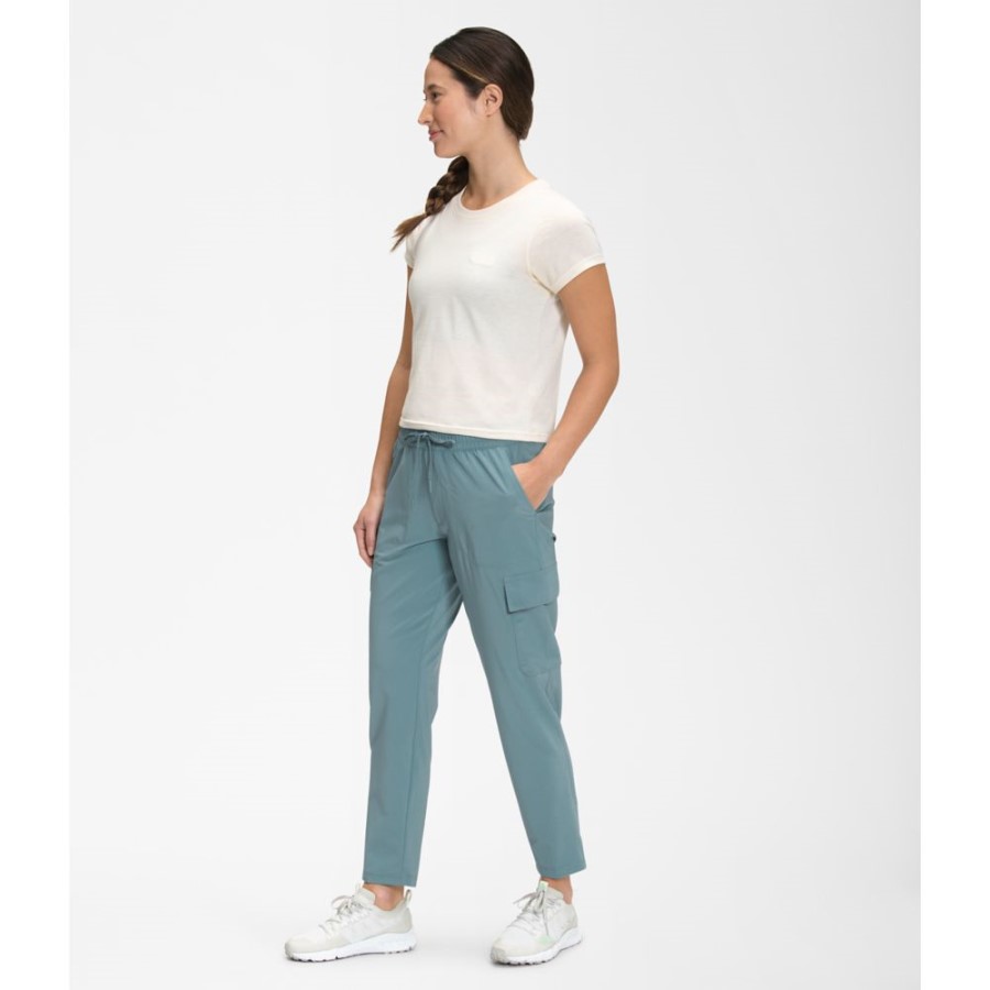 הנשים הכחולות מצפון לא מפסיקות ללבוש מכנסי מטען