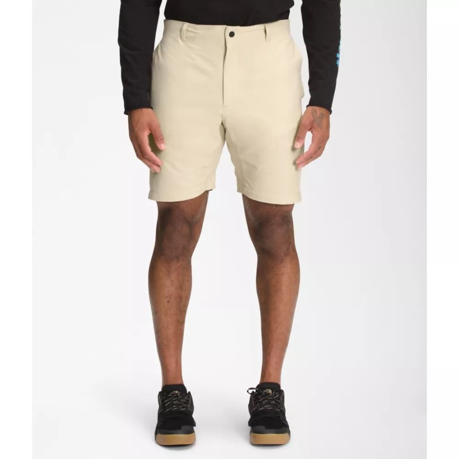 הגברים מקרינים מכנסיים קצרים חצץ