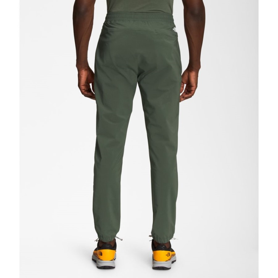 הגברים הצפוניים מטיילים מכנסיים קורנית