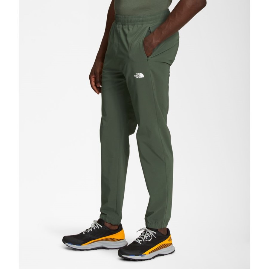 הגברים הצפוניים מטיילים מכנסיים קורנית