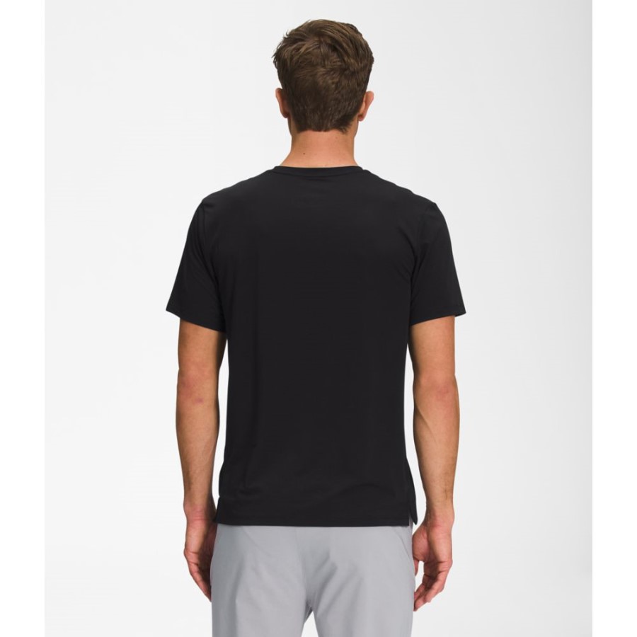 הגברים הצפוניים מסתובבים עם שרוולים קצרים שחורים