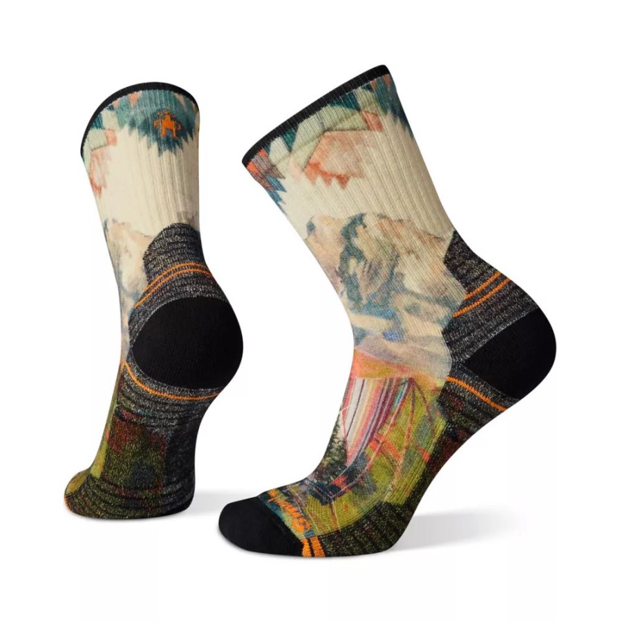 ה-North Face נשים טבעיות (שזפות) מטיילות עם גרבי צוות בהדפס הרים בהירים