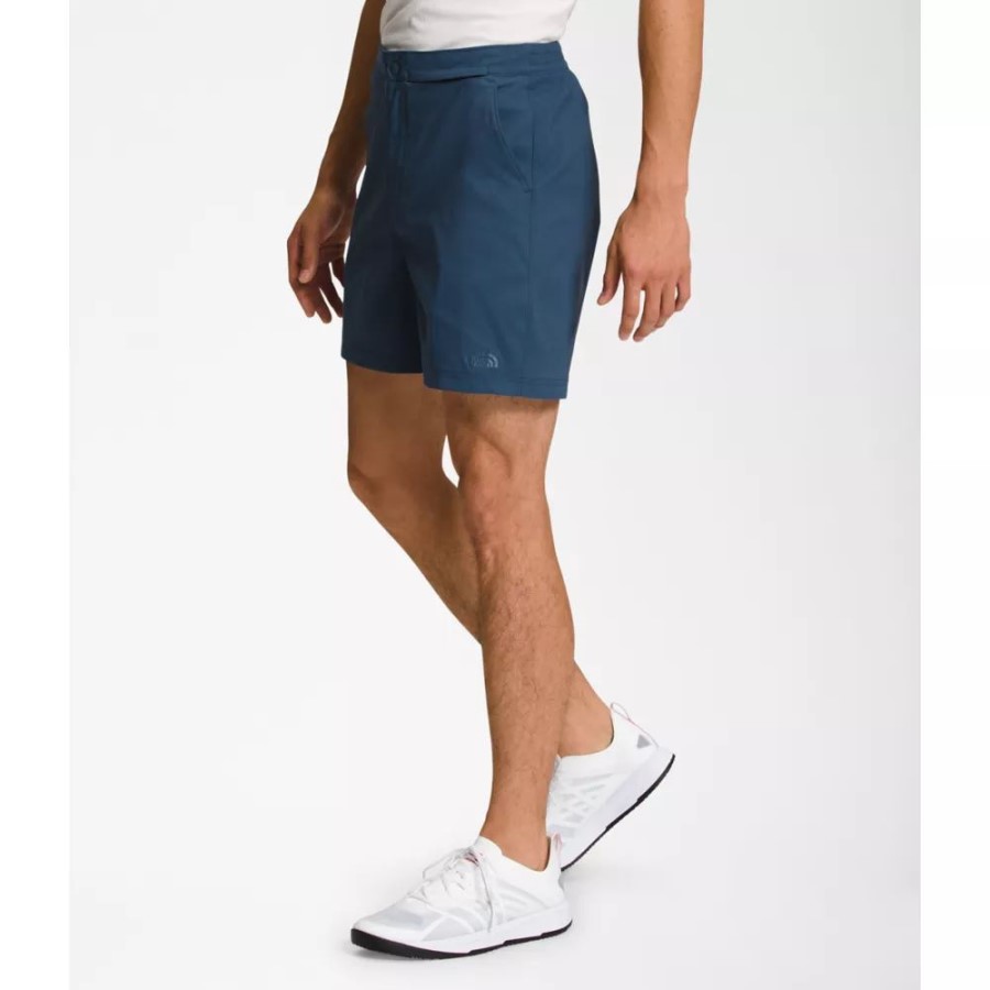 הגברים הכחולים המוצלים בכיתה V עושים הכל מכנסיים קצרים