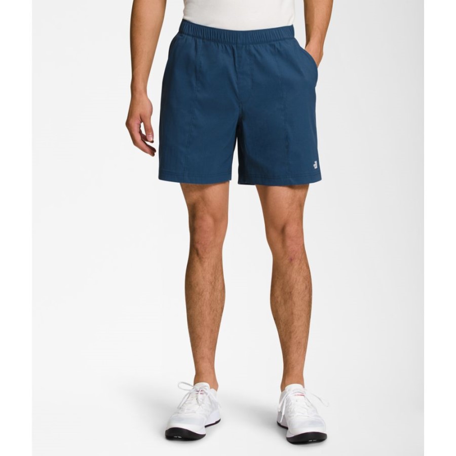 The North Face גברים כחולים מוצלים בכיתה V ללבוש מכנסיים קצרים