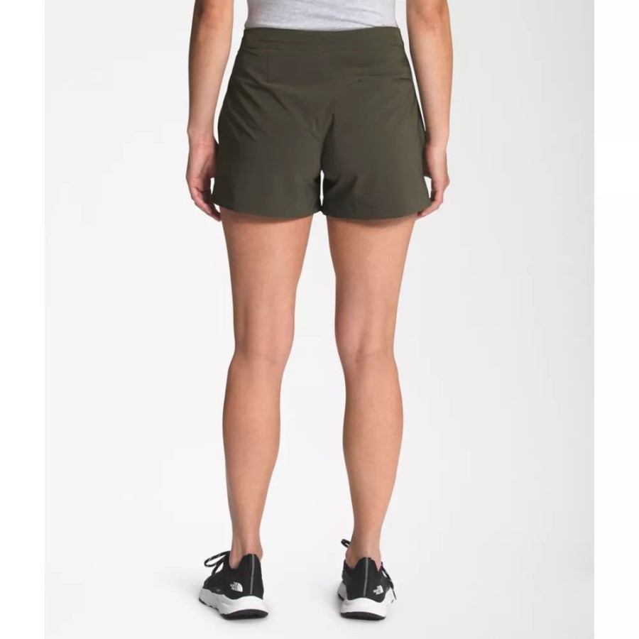 הנשים הצפוניות לא מפסיקות ללבוש מכנסיים קצרים בצבע ירוק חום