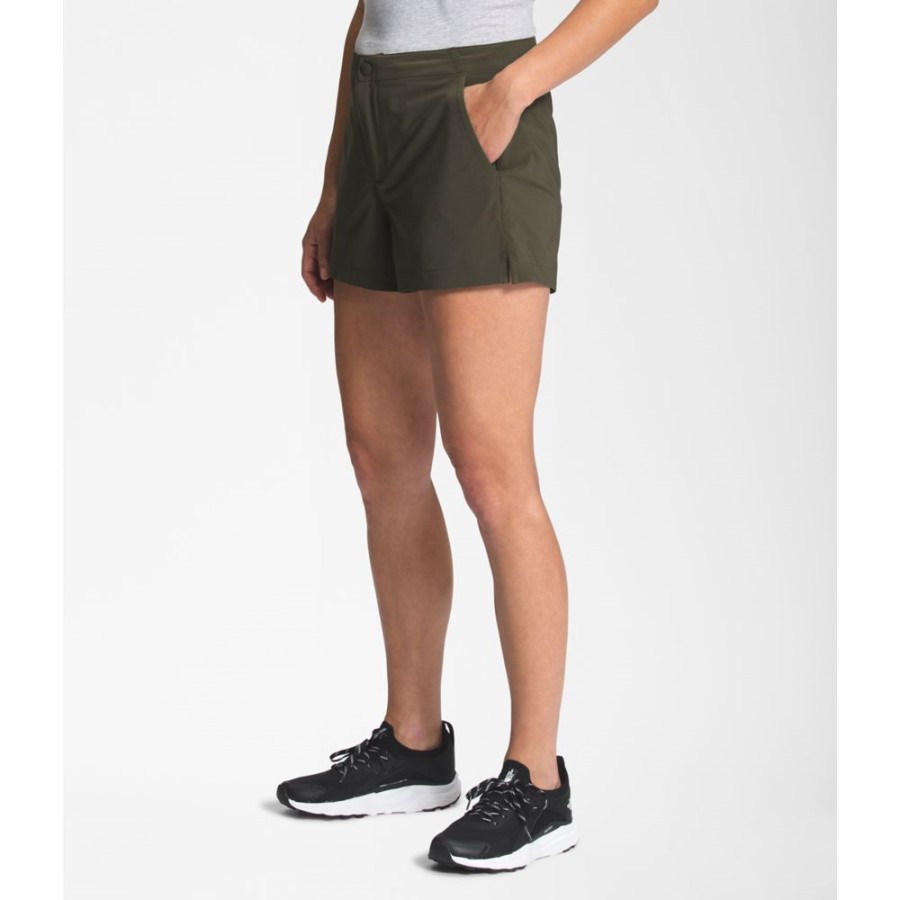 הנשים הצפוניות לא מפסיקות ללבוש מכנסיים קצרים בצבע ירוק חום