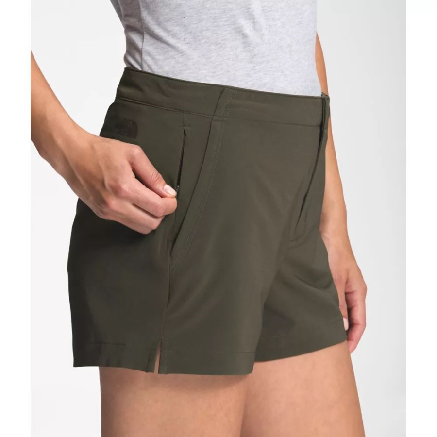 הנשים הצפוניות לא מפסיקות ללבוש מכנסיים קצרים בצבע ירוק חום