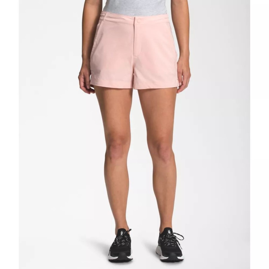 הנשים הצפוניות לא מפסיקות ללבוש מכנסיים קצרים בוורוד חול