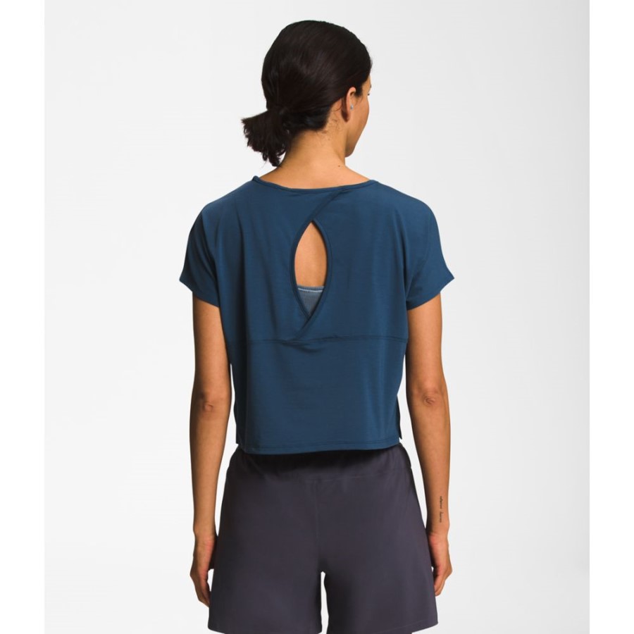 הנשים הצפוניות נודדות עם שרוולים קצרים בצבע כחול מוצל