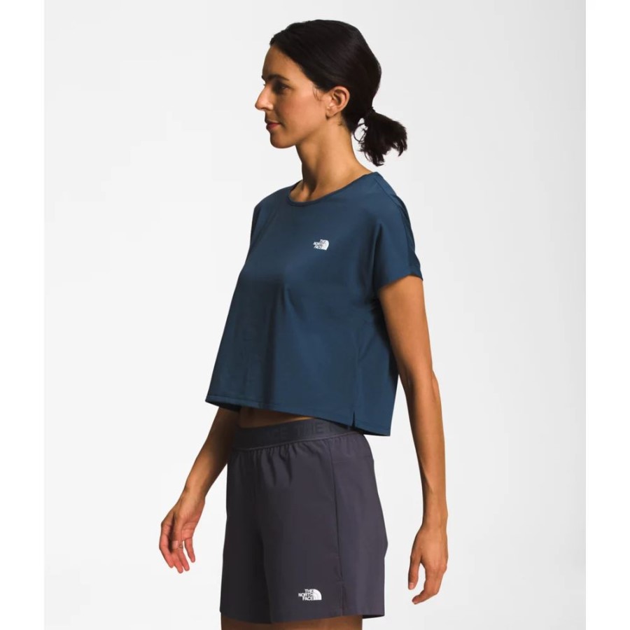 הנשים הצפוניות נודדות עם שרוולים קצרים בצבע כחול מוצל