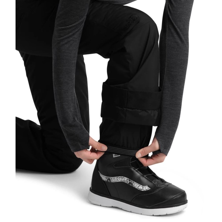 מכנסי נשים בקירוב שחורים את הפנים הצפוניות