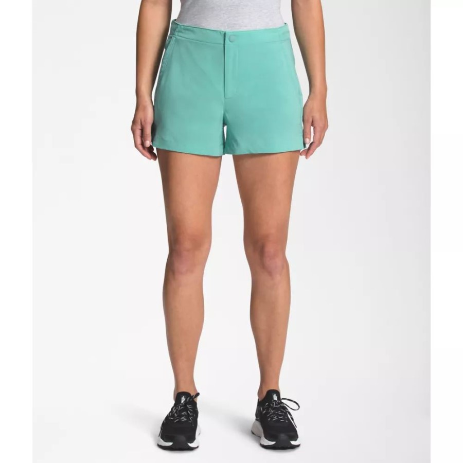 נשים לעולם לא מפסיקות ללבוש מכנסיים קצרים, ווסאבי