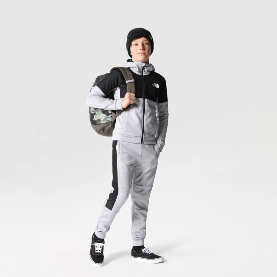 נערים אפורים מתאמנים בריצה על הפנים הצפונית