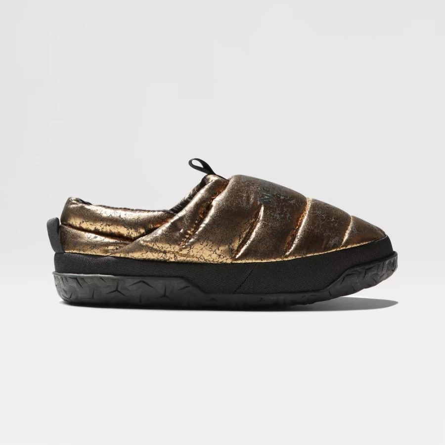 נשים ברונזה מתכתי בולטים ברחוב מתכתי פרדות צפונה