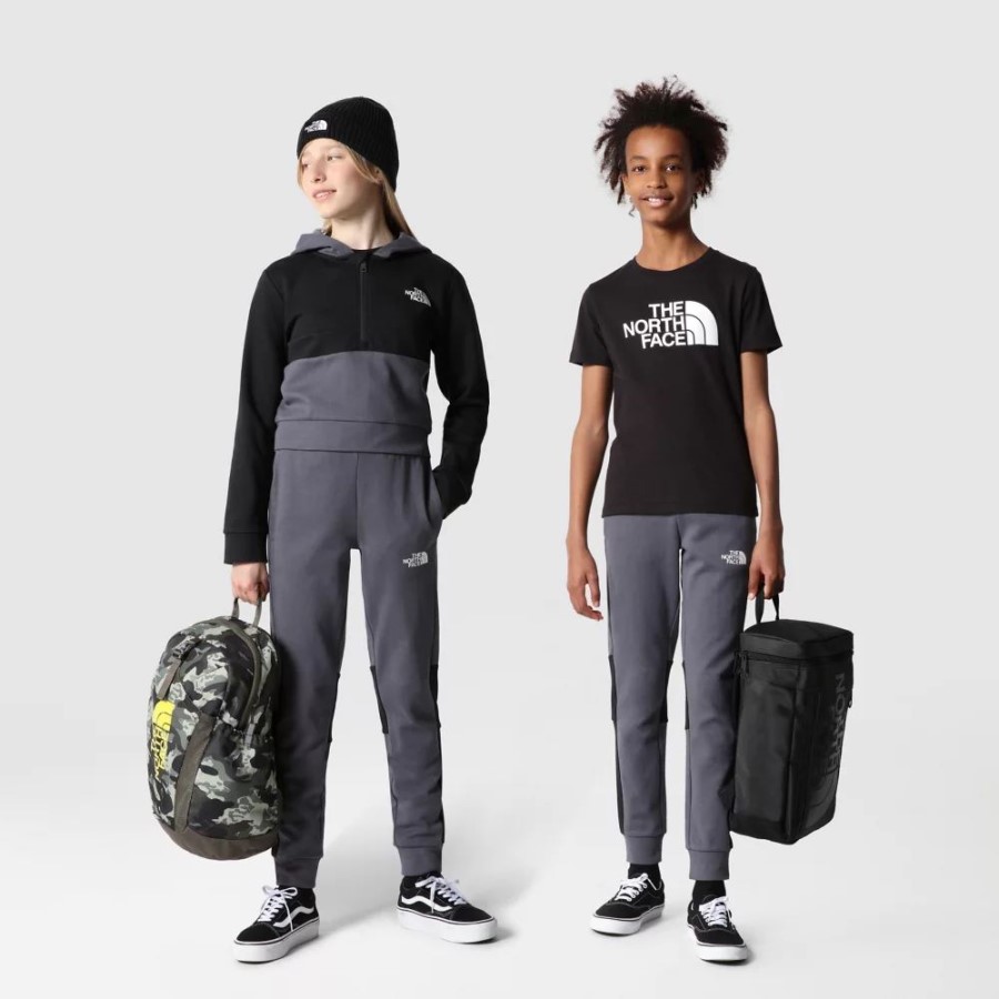 בני נוער ג'וגרים רפויים אפורים את הפנים הצפוניות