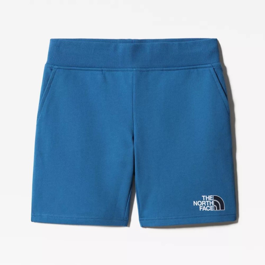 בני הנוער הכחולים של ה-North Face לבשו מכנסיים קצרים בהירים