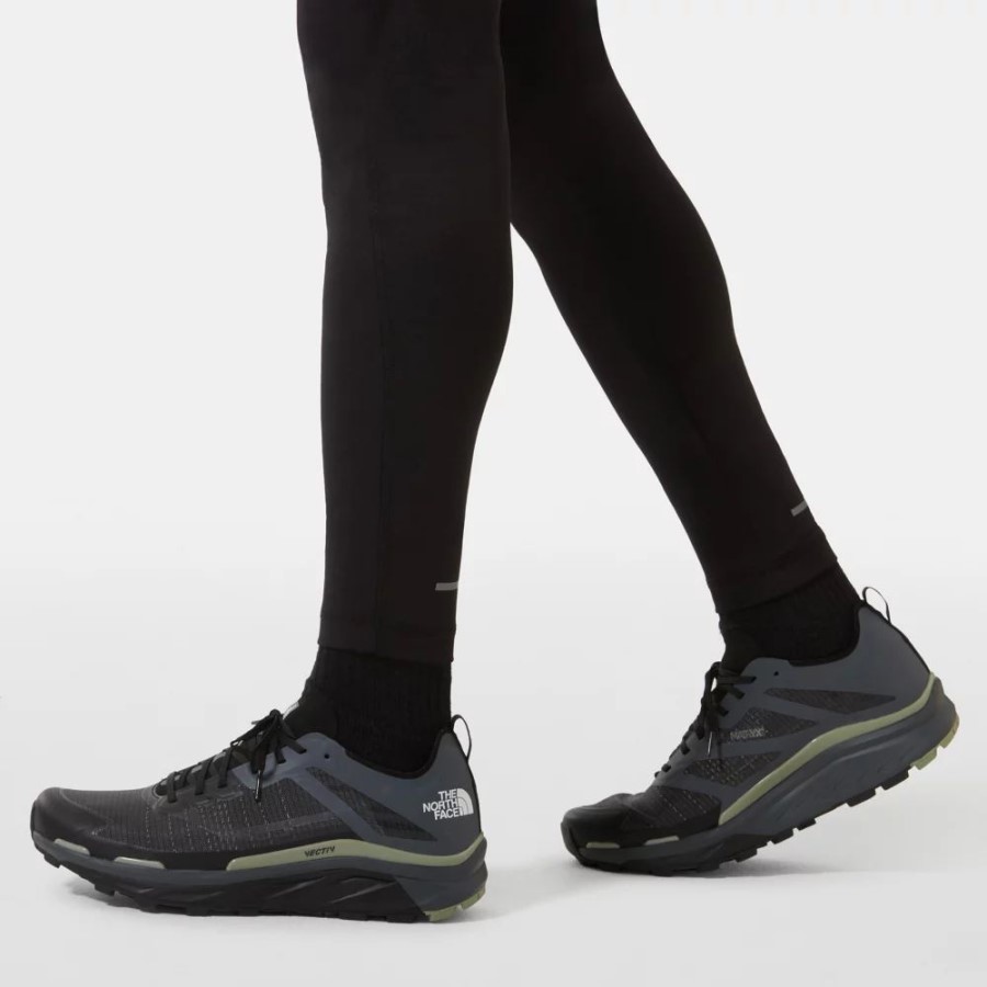 נעלי הגברים האפורות בצפון הפנים