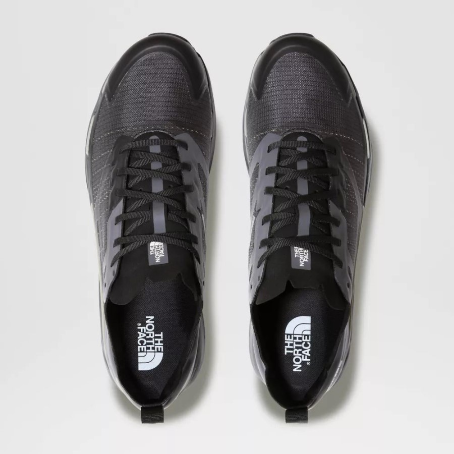 נעלי הגברים האפורות בצפון הפנים