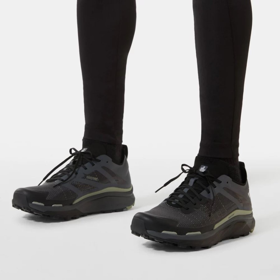 נעלי הגברים האפורות בצפון הפנים