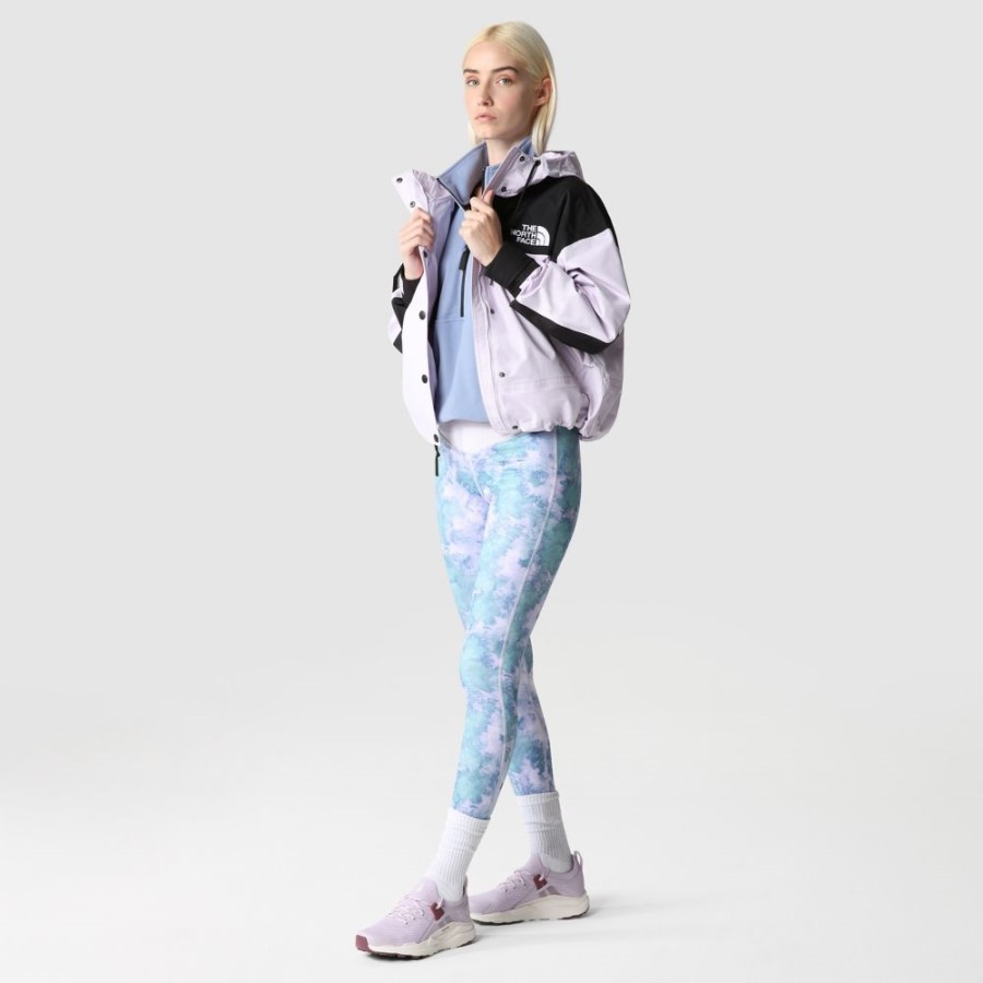 נשים מריחות לבנדר ומריחות את הדואר