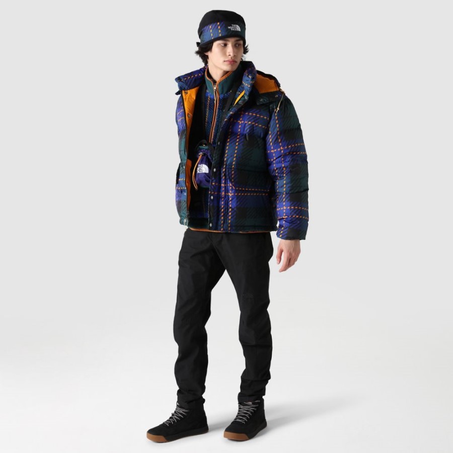 מורשת הגברים של ה-North Face עם מכנסי צ'ינו שחורים מחודדים