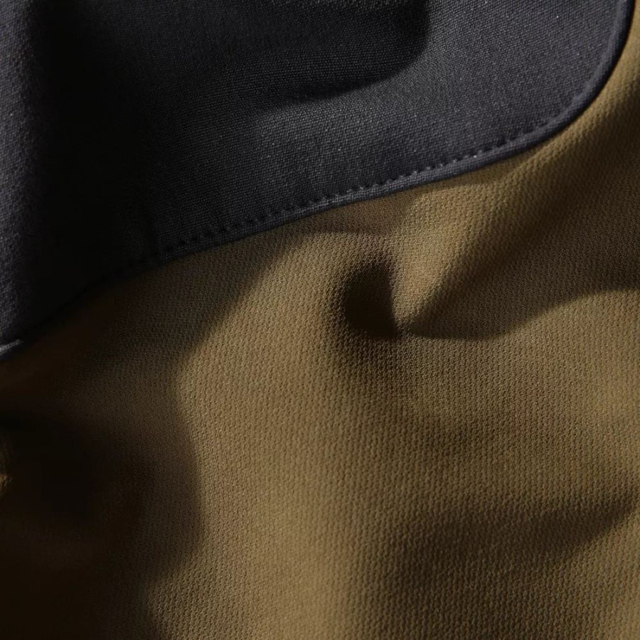 קפוצ\'ון קפוצ\'ון קפוצ\'ון רך אתלטי גברים זית צבאיים בצפון הפנים