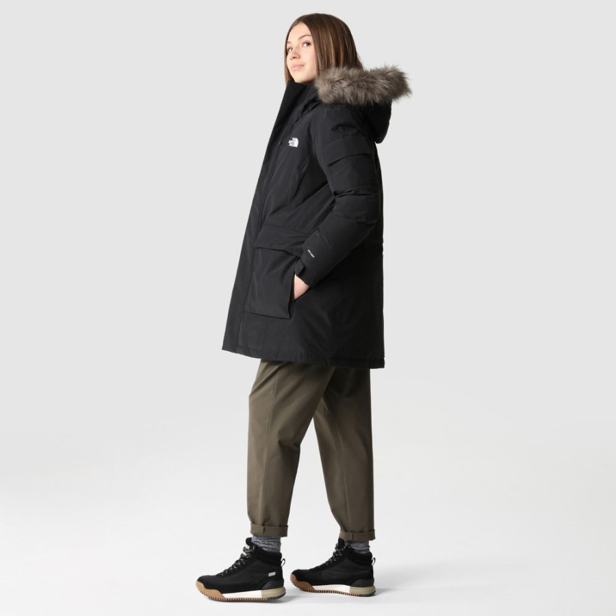 נשים עם הפנים הצפוניות עוטות מעיל שחור