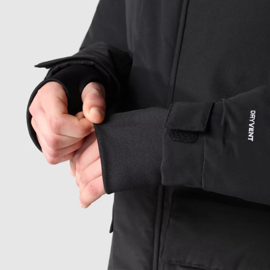 נשים עם הפנים הצפוניות עוטות מעיל שחור