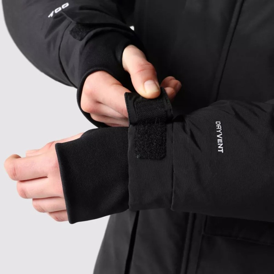 נשים עם הפנים הצפוניות עוטות מעיל שחור