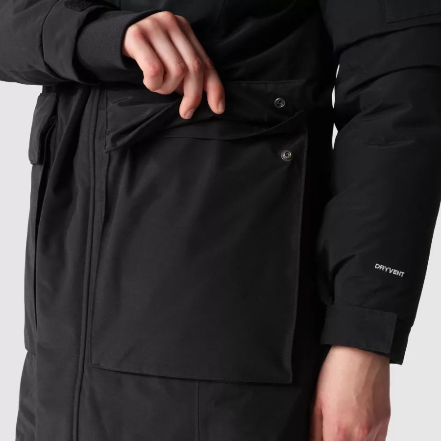 נשים עם הפנים הצפוניות עוטות מעיל שחור