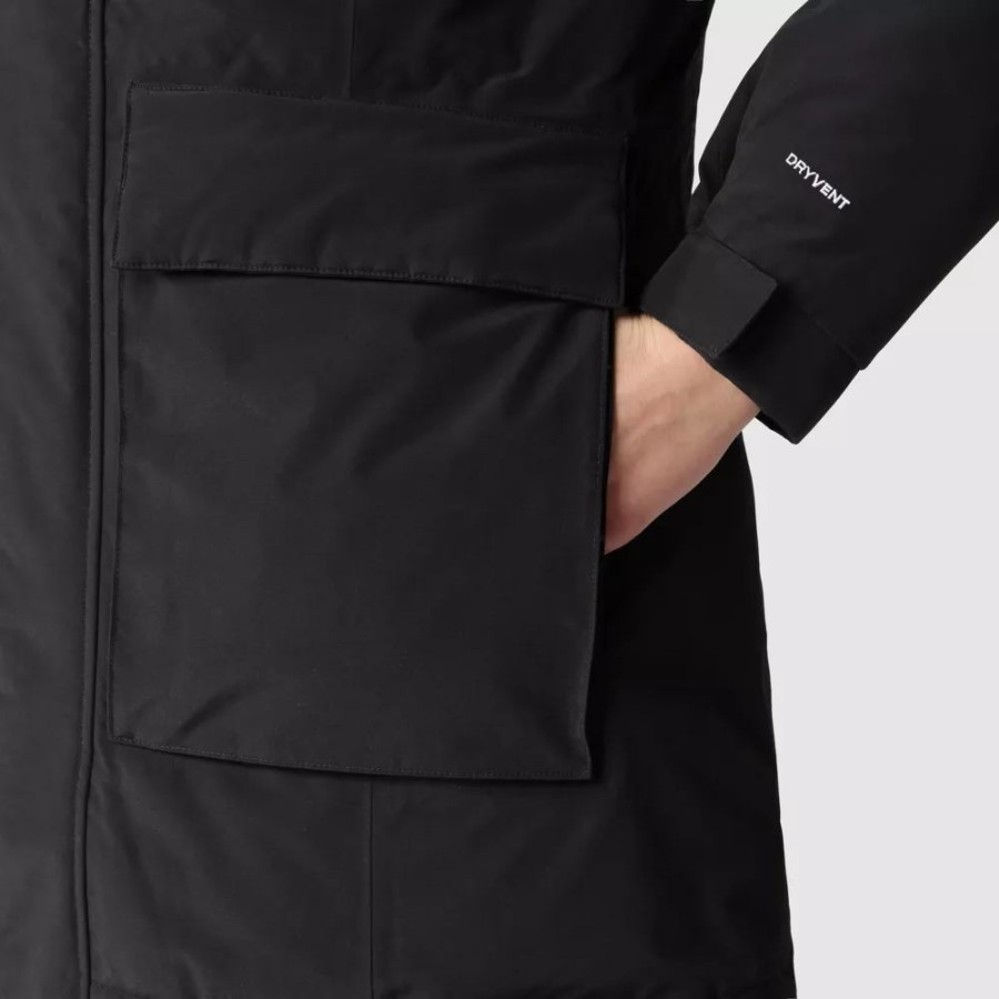 נשים עם הפנים הצפוניות עוטות מעיל שחור