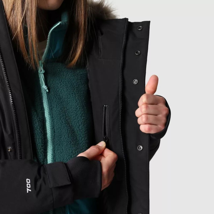 נשים עם הפנים הצפוניות עוטות מעיל שחור