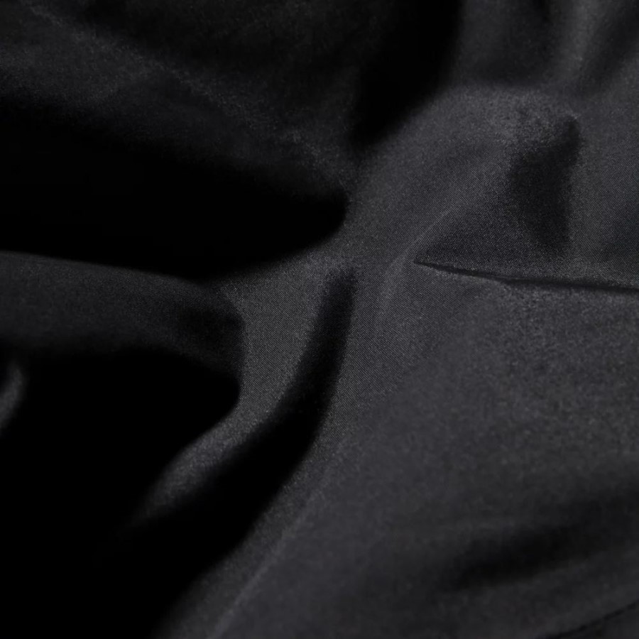 נשים עם הפנים הצפוניות עוטות מעיל שחור