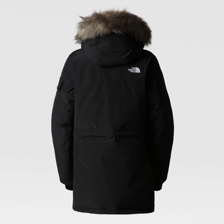 נשים עם הפנים הצפוניות עוטות מעיל שחור